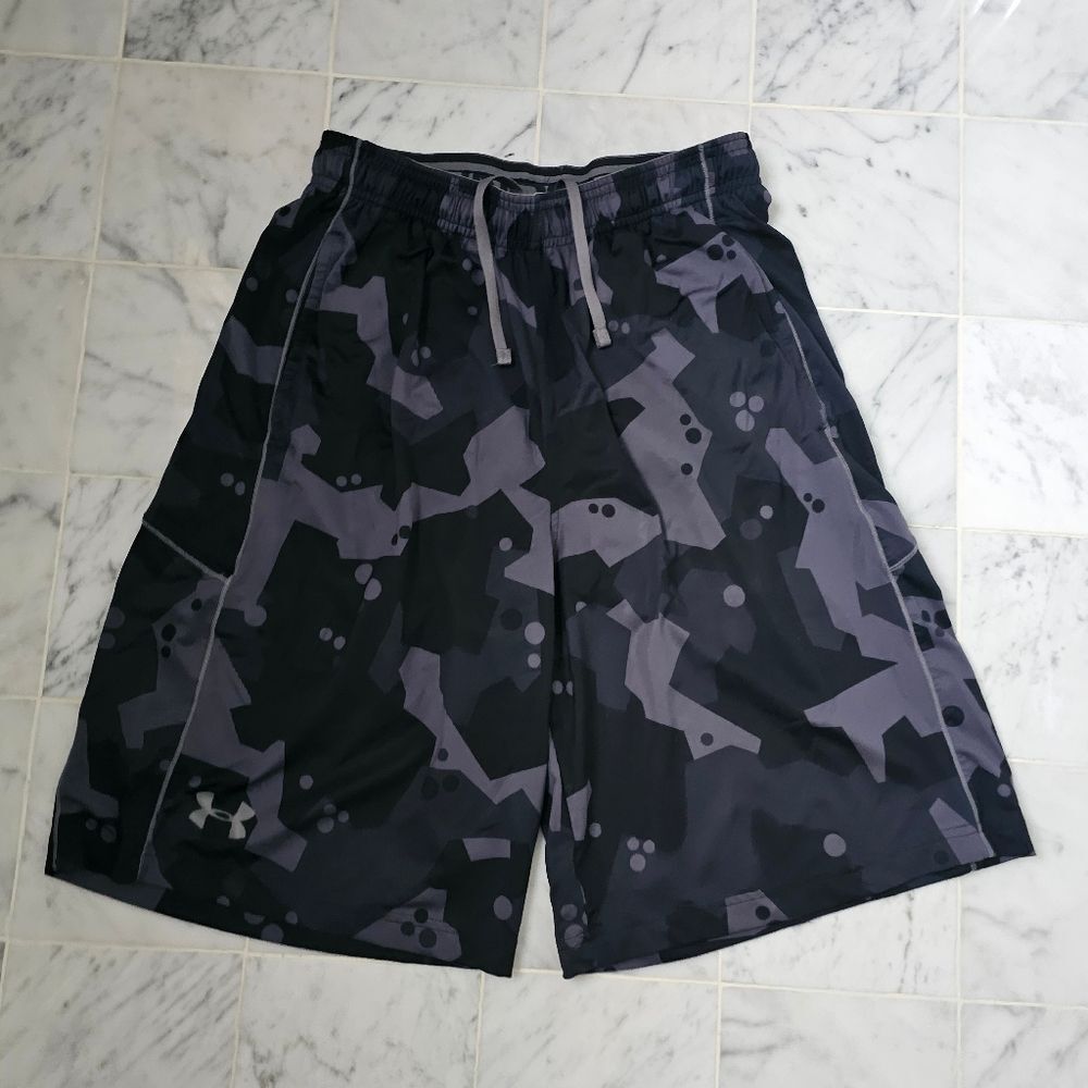 Men’s Under Armour Black/Grey Camo Loose Fit Shorts Small Excellent Condition!